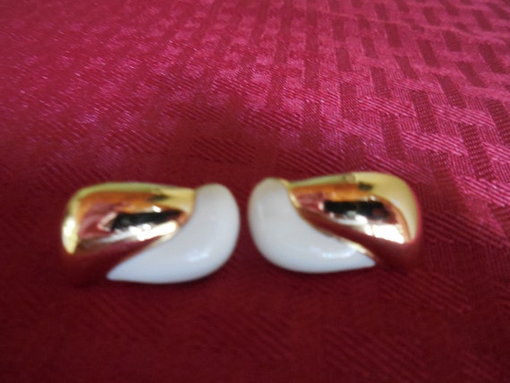 Vintage Women's Monet White & Gold Metal Earrings… - image 4