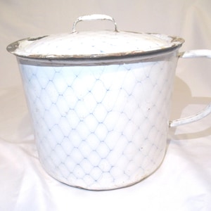 以下が含まれることがあります： 白いエナメル製のポットで、蓋と取っ手が付いています。ポットは白い背景に青いひし形の模様があります。蓋には小さな取っ手が付いています。ポットと蓋の縁は銀色のトリムです。