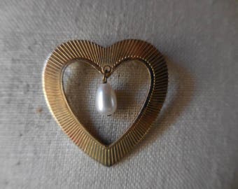 Vintage Women's Small Heart Shaped Pin Gold Tone Heart Shape Brooch 1960s 1970s  Dangle Pearl Retro Pin/Brooch