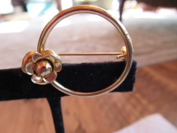 Vintage Women's Gold Tone Circular Pin Flower Sim… - image 1