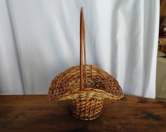 Vintage Small Wicker Basket Handle Brown Wicker Curled Sides Pressed Wood Bottom 1950s 1960s Sturdy Tiny Easter Basket Home Decor Storage