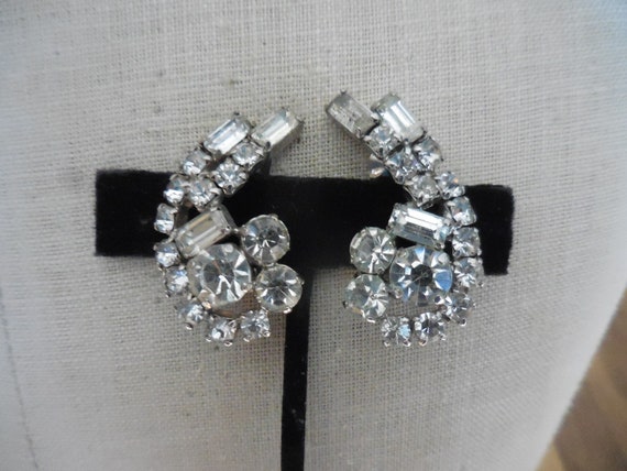 Vintage Women's Pronged Rhinestone Earrings Clip … - image 1