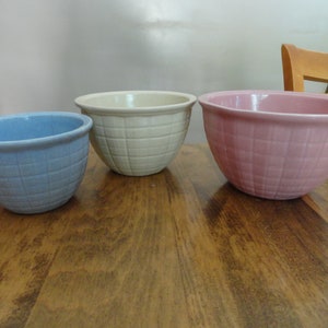 Vintage Nesting Bowls Set of 3 Pastel Colors Pink Blue Ivory Farmhouse 1930s 1940s Country Decor Home Kitchen Decor Block Pattern