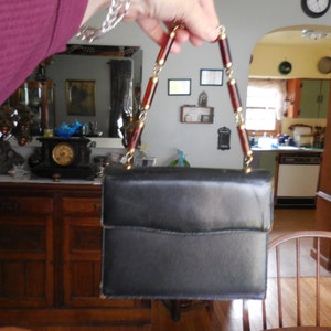 Monedero vintage de cuero negro Susan Gil, años 50, pequeño bolso de mano, tipo cartera, con asa tipo carey, algo de desgaste.