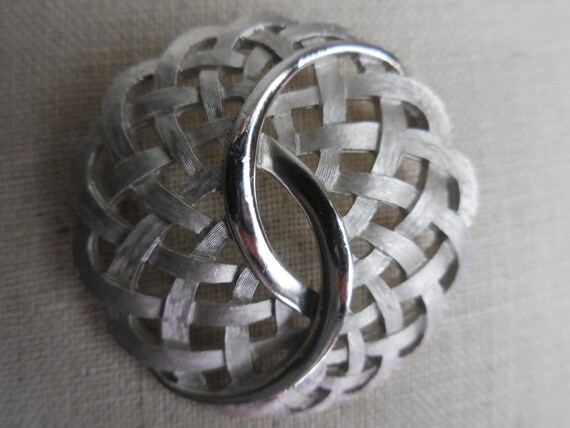 Vintage Women's Trifari Weaved Swirl Brooch Round… - image 2