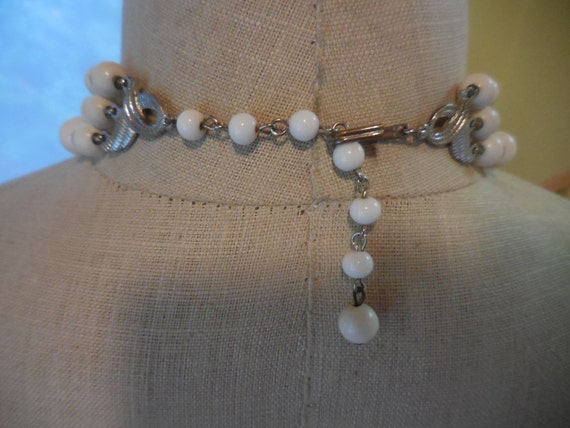 Vintage Women's 3 Strand White Necklace Iridescen… - image 5