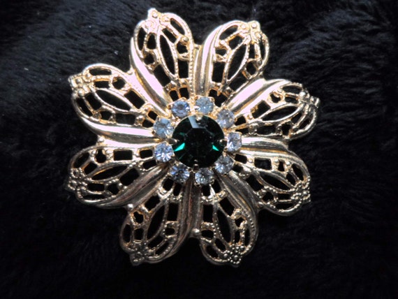 Vintage Women’s Large Flower Shape Pin Emerald Gr… - image 1