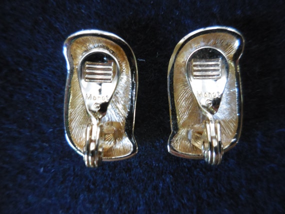 Vintage Women's Monet White & Gold Metal Earrings… - image 5