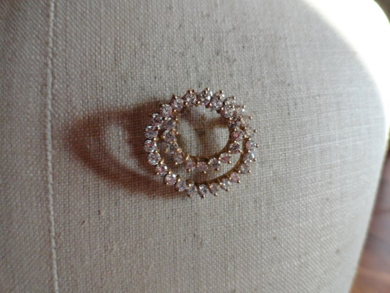 Vintage Women's Double Circle Gold Tone Pin 1960s… - image 1