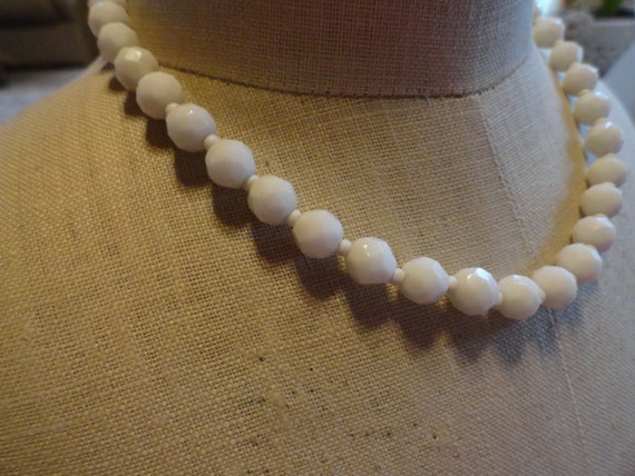 Vintage Women's White Faceted Glass Beaded Neckla… - image 2