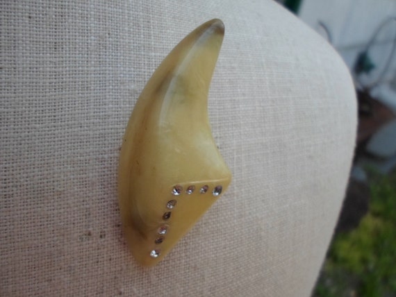 Vintage Women's Celluloid Pin Tooth or Claw Looki… - image 4