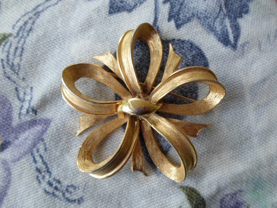 Vintage Women's Pell Brushed & Shiny Flower Pin 1… - image 2