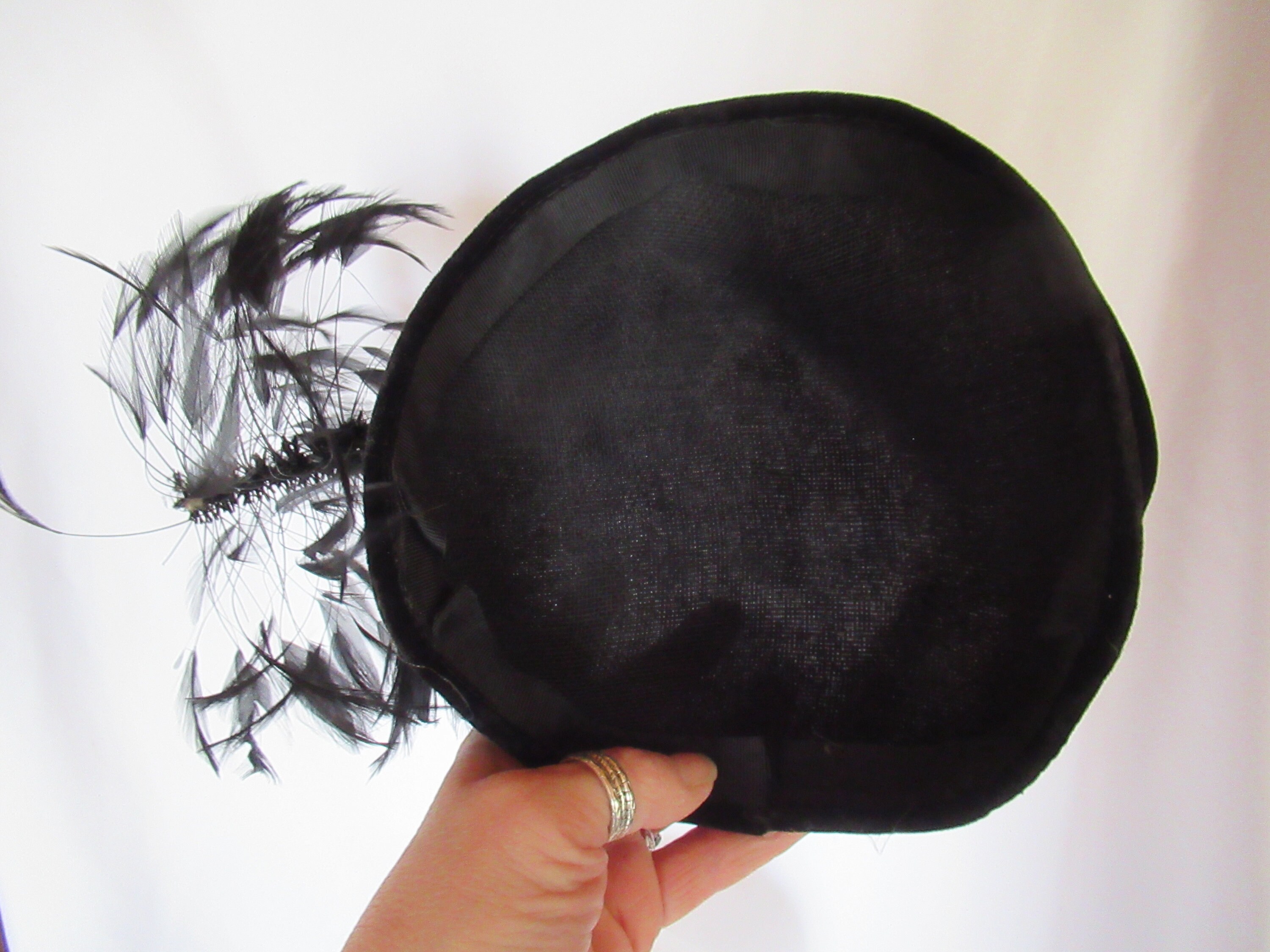 CHIC 1950s BLACK VELVET TOQUE WITH BLACK FEATHER AND CRIN TRIM. P1020810__24876.1695500269.JPG?c=2 main image 4