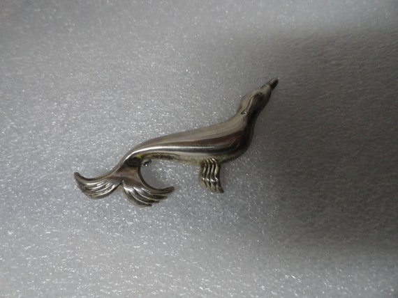Vintage Women's Seal Pin Silver Tone Brooch Light… - image 4