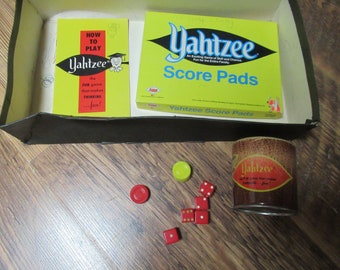Age Old エイジオールドFrisko PnatsWhiteOxford Vintage Yahtzee Game Ages 8 to Adult Skill & Chance Lowe Co