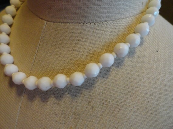 Vintage Women's White Faceted Glass Beaded Neckla… - image 3