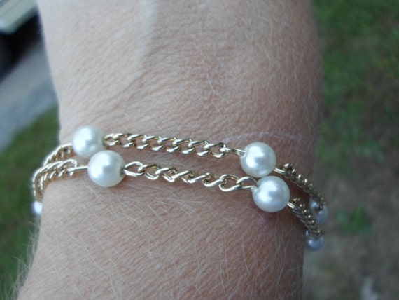 Vintage Women's Coro White Pearl & Gold Tone Brac… - image 1