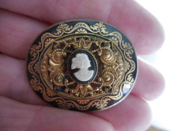 Vintage Women’s Oval Cameo Pin Gold Tone Cameo Br… - image 2