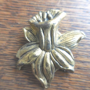 Vintage Daffodil Flower Fur Clip Dress Clip Stamping Gold Tone Metal Ladies Accessory Retro Art Deco Era 1920s to 1940s