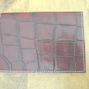 Cartera vintage italiana de piel auténtica para hombre, color marrón claro, grande, plegable, para traje, tamaño bolsillo, diseño de piel repujada, sin usar.