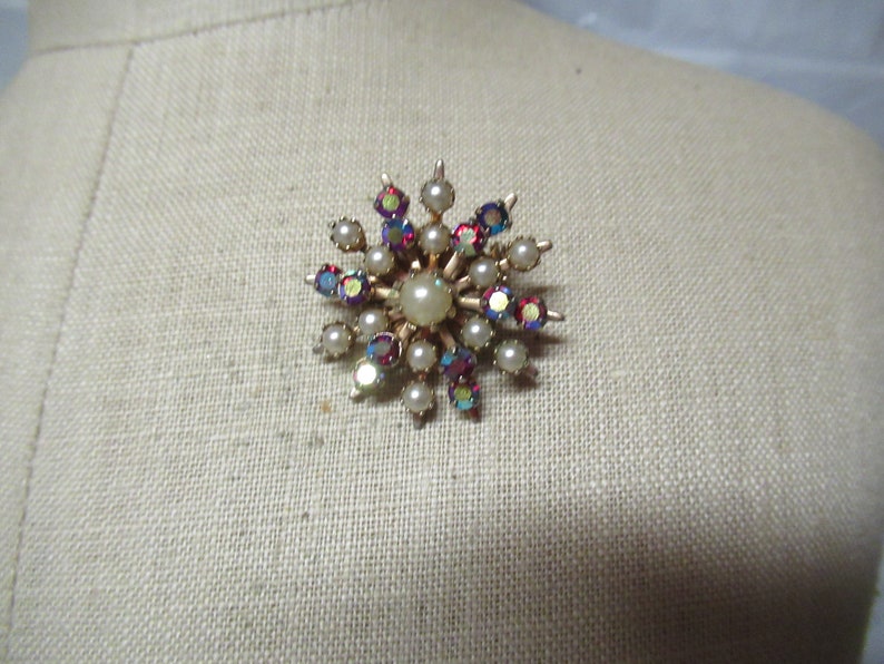 Vintage 1950s to 1960s Small Round Snowflake Shaped PearlRed Aurora Borealis Pronged Rhinestones Gold Tone PinBrooch