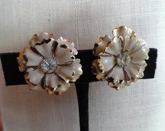 Vintage Women's Off-White & Rhinestone Flower Earrings Enamel Non Pierced Clip On Center Ladies Gift Gold Tone 1940s 1950s