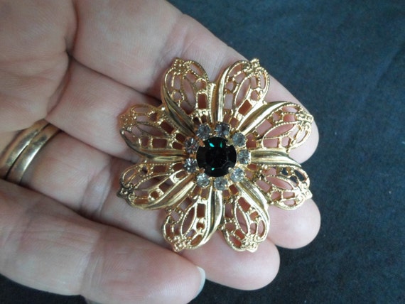 Vintage Women’s Large Flower Shape Pin Emerald Gr… - image 4