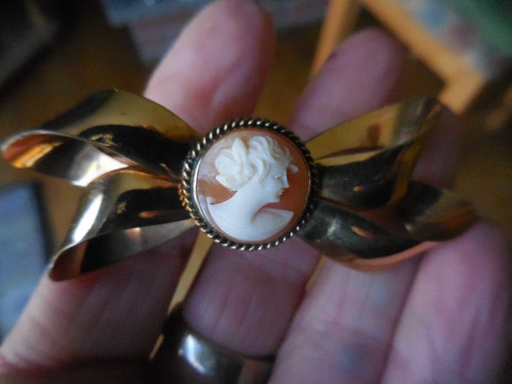 Vintage Women's Signed Cameo Bow Pin Walter Lampl… - image 7