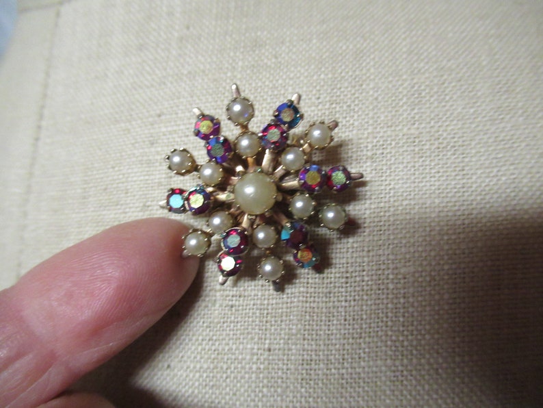 Vintage 1950s to 1960s Small Round Snowflake Shaped PearlRed Aurora Borealis Pronged Rhinestones Gold Tone PinBrooch