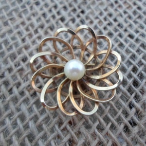 Vintage Women's Small Gold Filled Swirl Pearl Pin Round Flower Dainty Feminine Classic Brooch Simple Ladies Gift