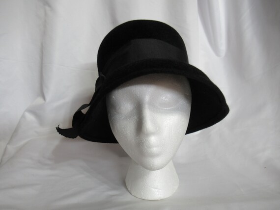 Vintage Women's Genuine Velour Black Hat Prop Wid… - image 4