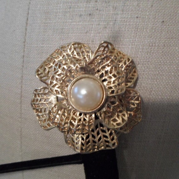 Vintage Women's Filigree & Faux Pearl Scarf Clip … - image 4