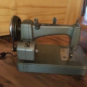 Vintage Hamilton Ross Model 100 Working Sewing Machine Miniature No Foot Pedal 1940s 1950s Metal Green/Gray Enamel Paint image 8