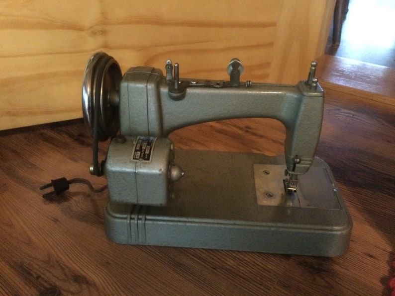 Vintage Hamilton Ross Model 100 Working Sewing Machine Miniature No Foot Pedal 1940s 1950s Metal Green/Gray Enamel Paint image 8
