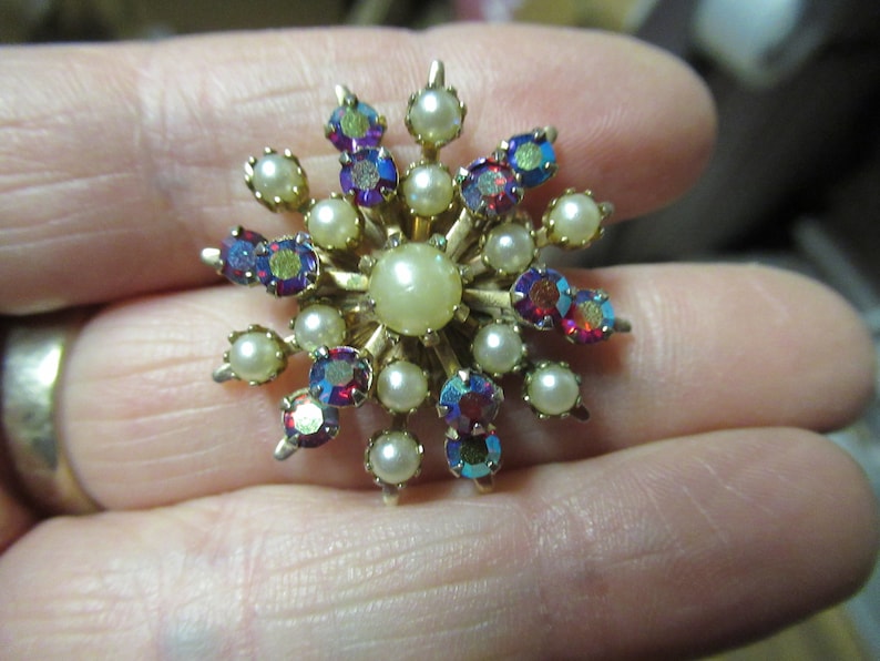 Vintage 1950s to 1960s Small Round Snowflake Shaped PearlRed Aurora Borealis Pronged Rhinestones Gold Tone PinBrooch