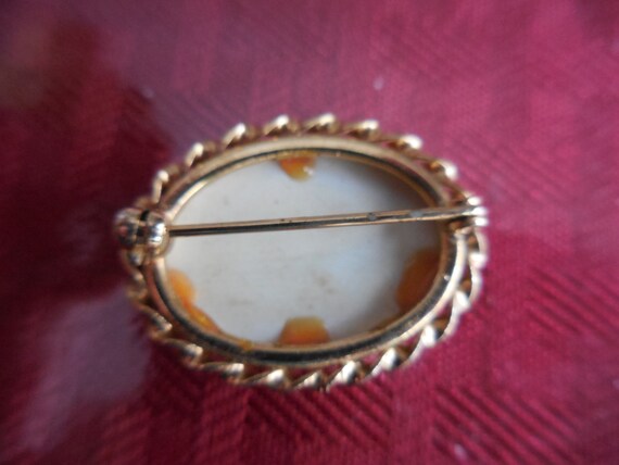 Vintage Women's Small Oval Glass Pin Gold Tone Br… - image 5