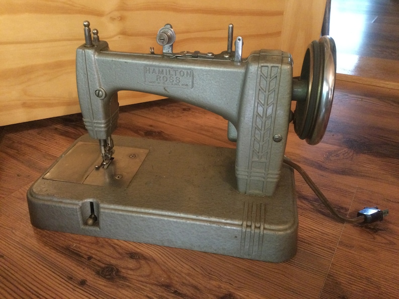 Vintage Hamilton Ross Model 100 Working Sewing Machine Miniature No Foot Pedal 1940s 1950s Metal Green/Gray Enamel Paint image 5