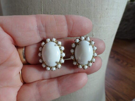 Vintage Women's White Glass Oval Earrings Gold To… - image 1