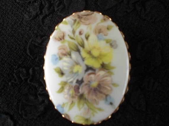 Vintage Women's White Glass Cabochon Flower Pin Y… - image 2