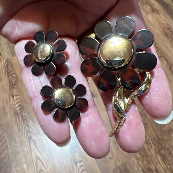 Vintage Women's Brown & Gold Pin and Earrings Set… - image 10