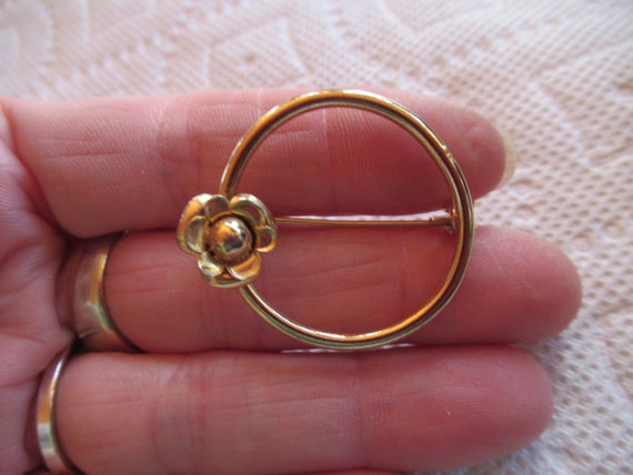 Vintage Women's Gold Tone Circular Pin Flower Sim… - image 2