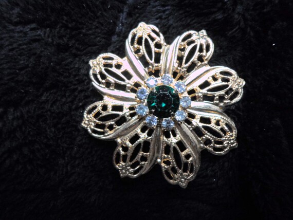 Vintage Women’s Large Flower Shape Pin Emerald Gr… - image 2