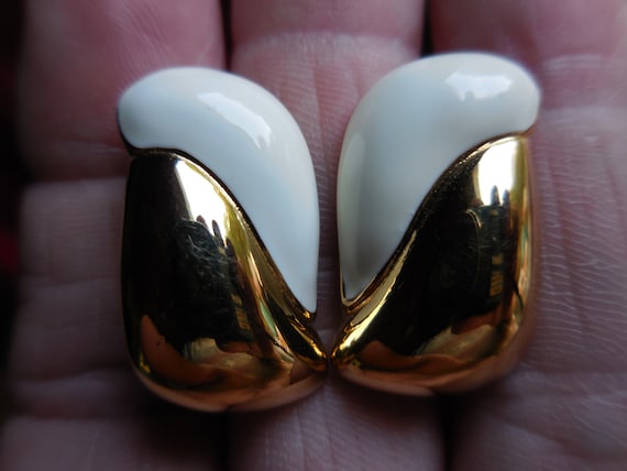 Vintage Women's Monet White & Gold Metal Earrings… - image 3