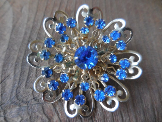 Vintage Women's Blue Rhinestone Flower Pin Gold T… - image 3