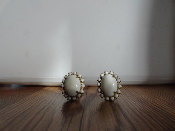 Vintage Women's White Glass Oval Earrings Gold To… - image 2