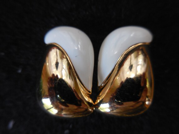 Vintage Women's Monet White & Gold Metal Earrings… - image 2
