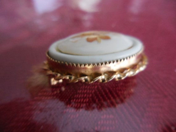 Vintage Women's Small Oval Glass Pin Gold Tone Br… - image 3