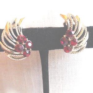 Vintage Lisner Red Rhinestone Clip On Earrings, Gold Tone Leaf Dedign, 1950s-60s