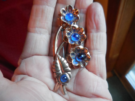 Vintage Women's Bouquet Pin of Flowers Blue Metal… - image 1