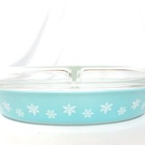 Vintage Pyrex Blue Snowflake Divided Covered Dish, 1.5 Quart, 1950s-60s